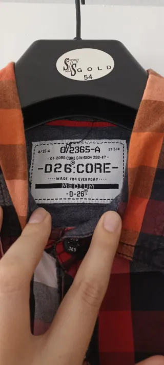 Camisa manga corta a cuadros naranja y roja.