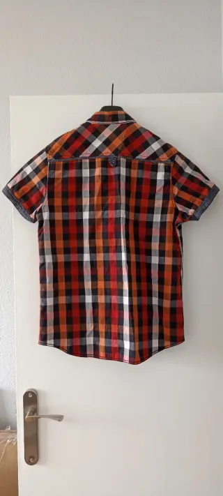 Camisa manga corta a cuadros naranja y roja.