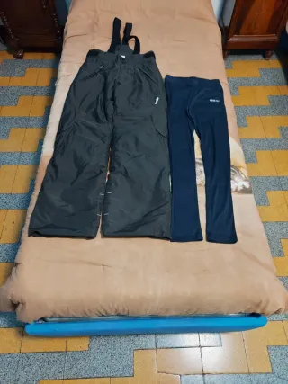 Set neve pantaloni tuta sci e calzamaglia termica