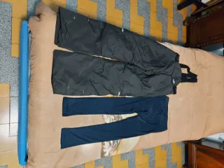 Set neve pantaloni tuta sci e calzamaglia termica