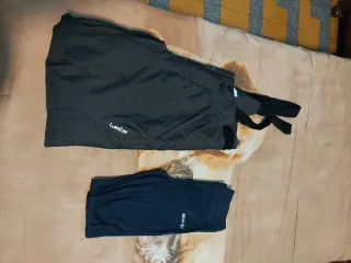 Set neve pantaloni tuta sci e calzamaglia termica