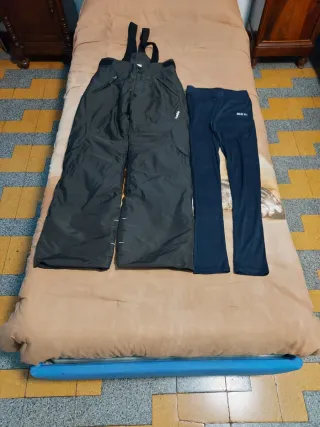 Set neve pantaloni tuta sci e calzamaglia termica