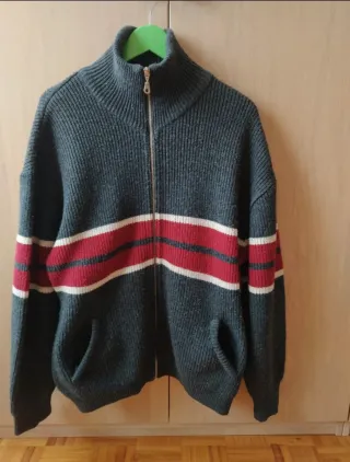 Chaqueta lana cremallera hombre gris y rojo