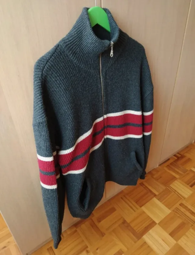 Chaqueta lana cremallera hombre gris y rojo