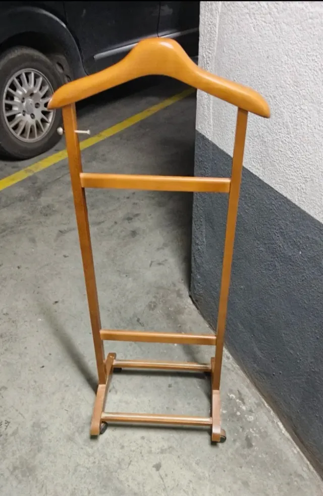 Galán de noche de madera.