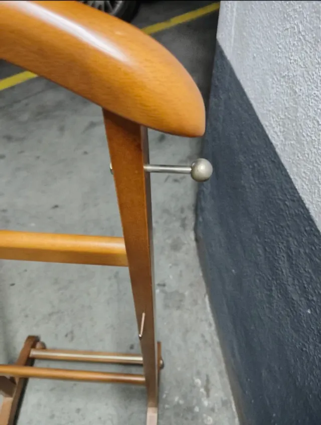 Galán de noche de madera.