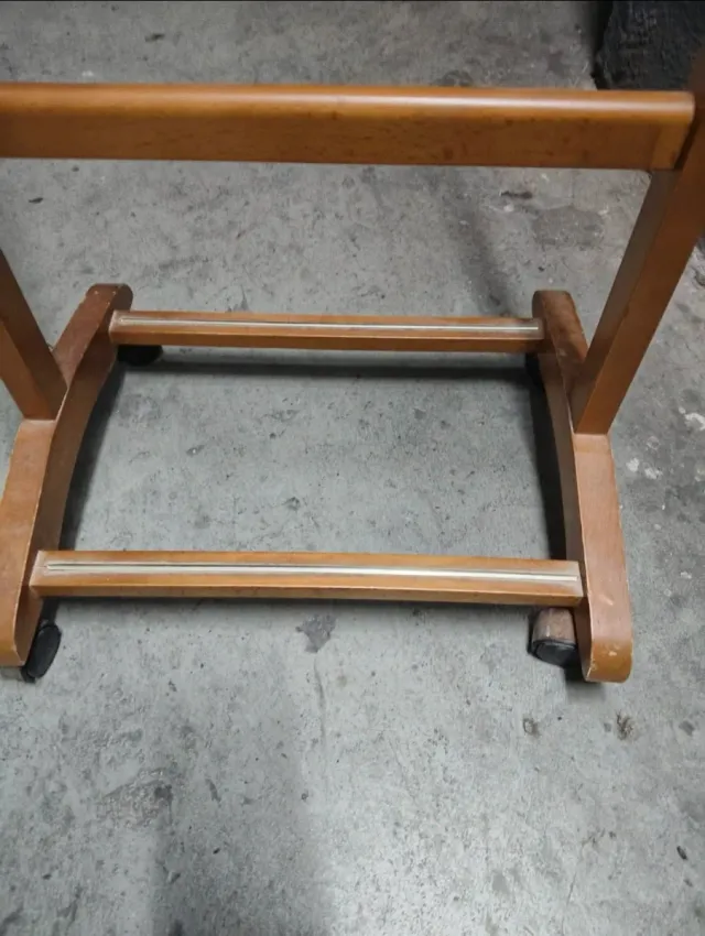 Galán de noche de madera.