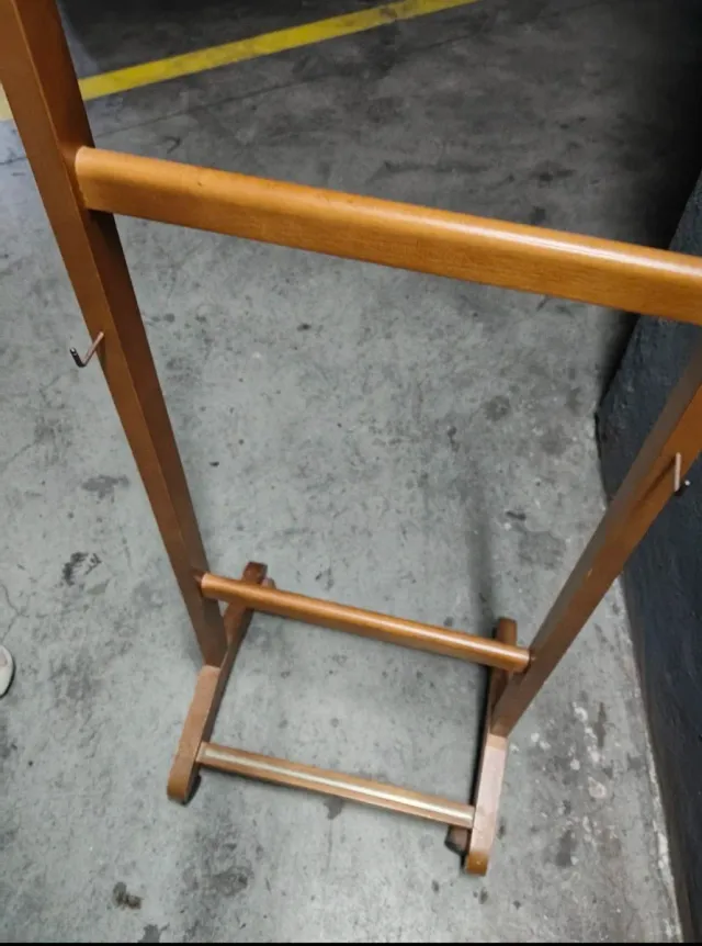 Galán de noche de madera.