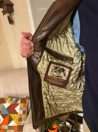 Abrigo de piel marrón para hombre