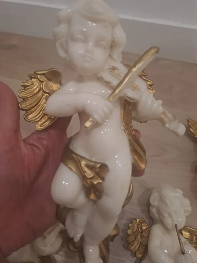 Angeli in alabastro con strumenti musicali