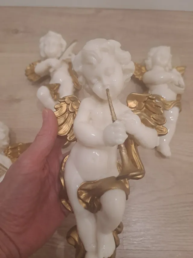 Angeli in alabastro con strumenti musicali