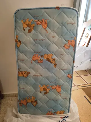 Cuna Micuna madera con cajón. Incluye colchón