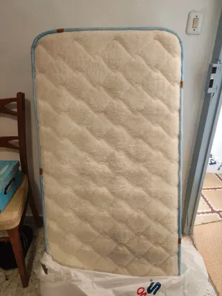 Cuna Micuna madera con cajón. Incluye colchón