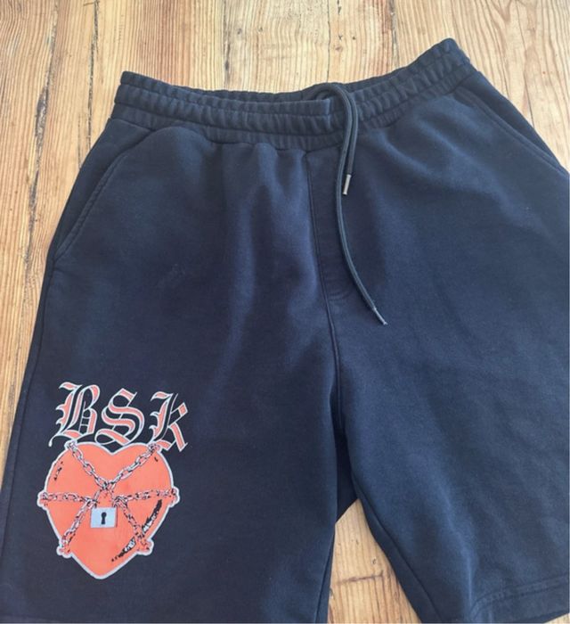 Pantalón corto BSK con corazón encadenado