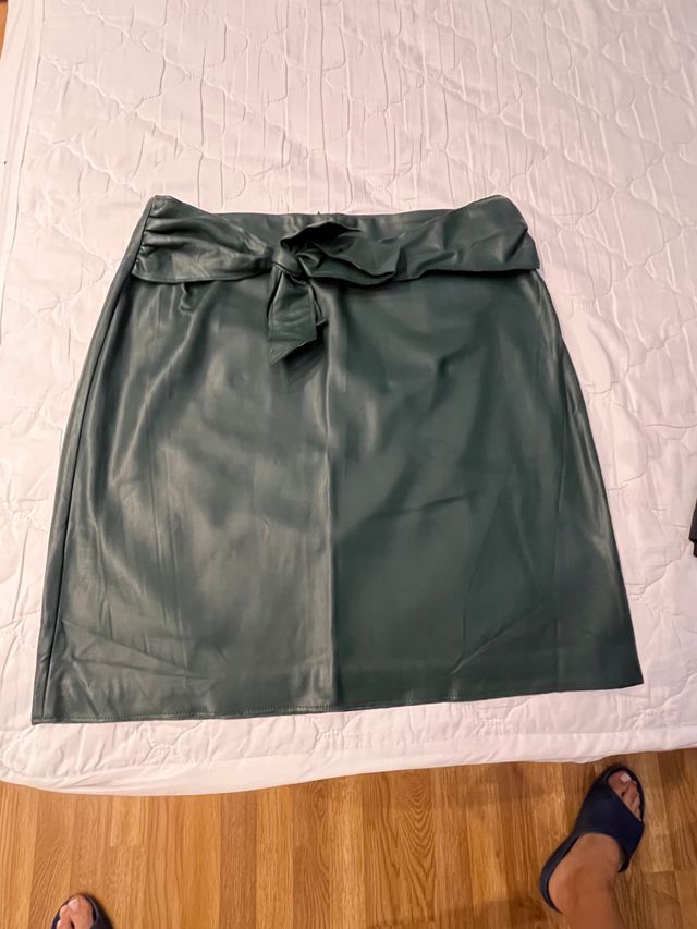 Falda de polipiel en color verde