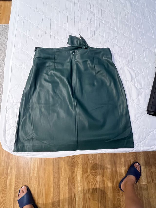 Falda de polipiel en color verde