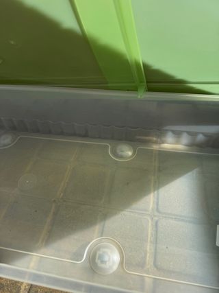 Caja de almacenaje Curver verde y transparente.