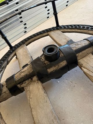 Mesa antigua de madera y metal de años 1870-1880