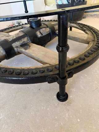 Mesa antigua de madera y metal de años 1870-1880