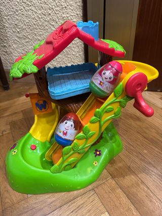 Casa tobogán con figuras