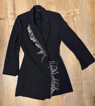 Mono negro con detalles plateados