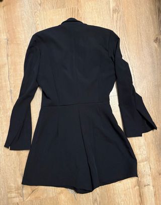 Mono negro con detalles plateados