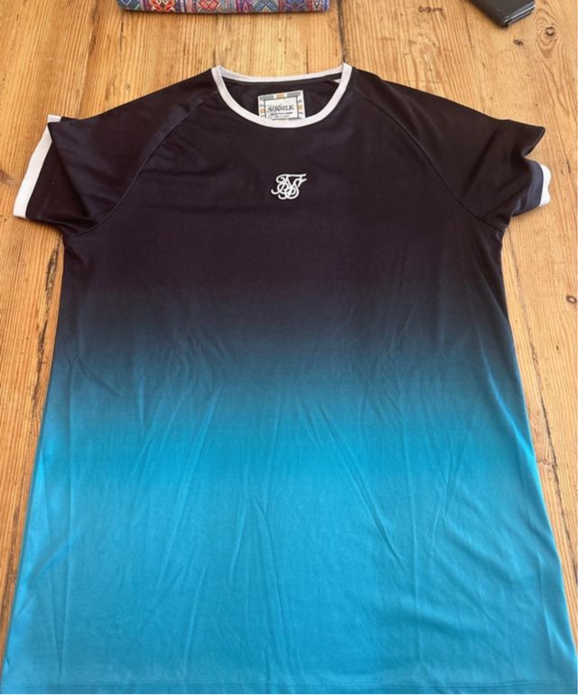 Camiseta SikSilk degradado negro a azul