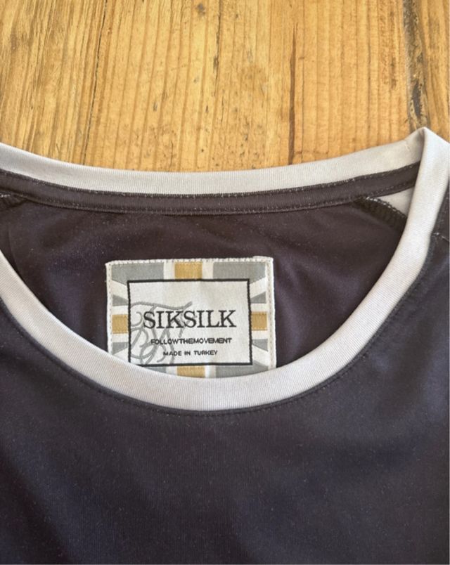 Camiseta SikSilk degradado negro a azul