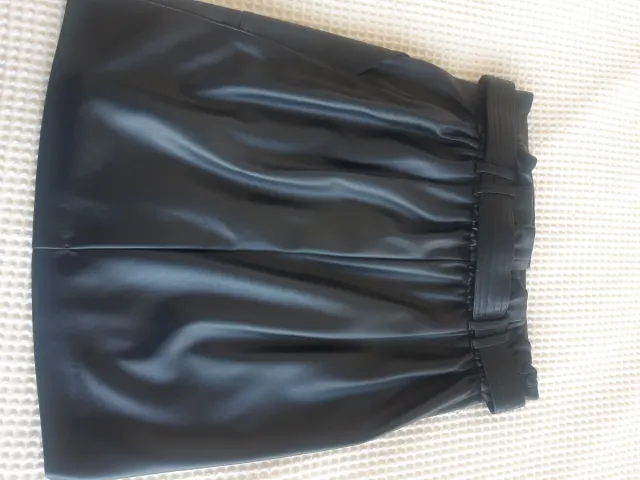 Falda Morgan cuero sintético negra