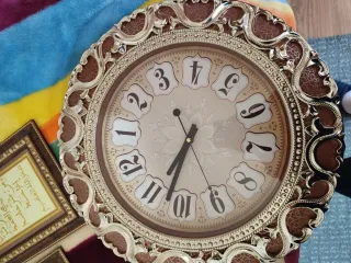 Reloj de pared decorativo dorado y marrón