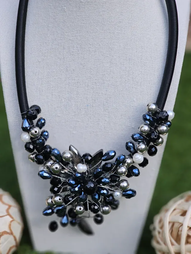 Collar de cristales y perlas