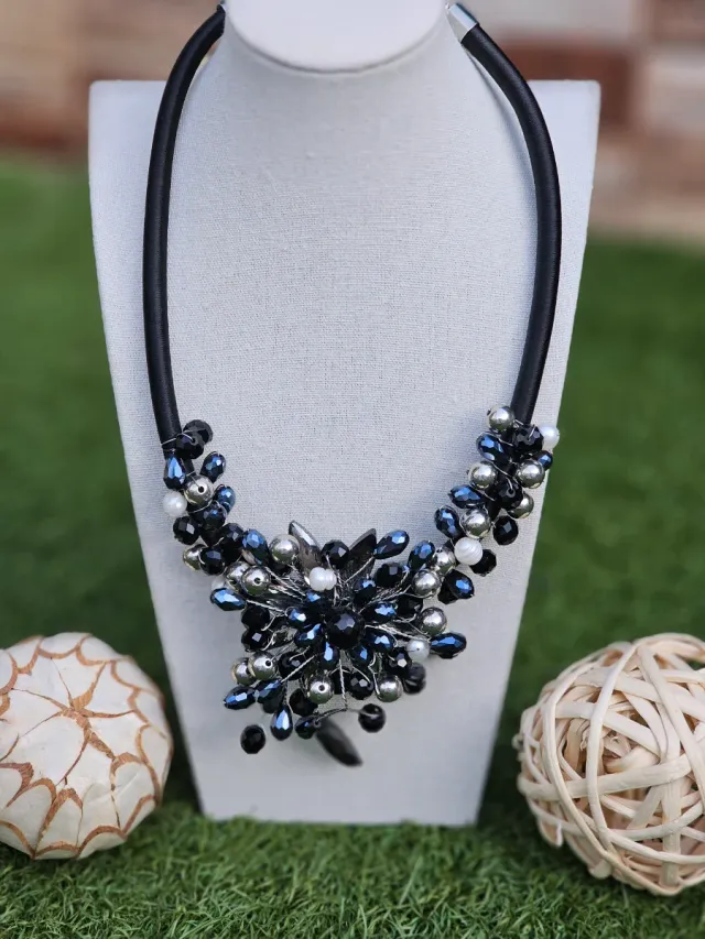 Collar de cristales y perlas