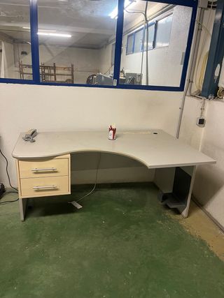 Escritorio curvo beige y gris