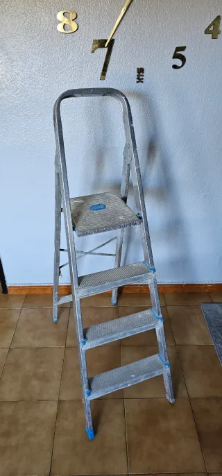 Escalera plegable de aluminio