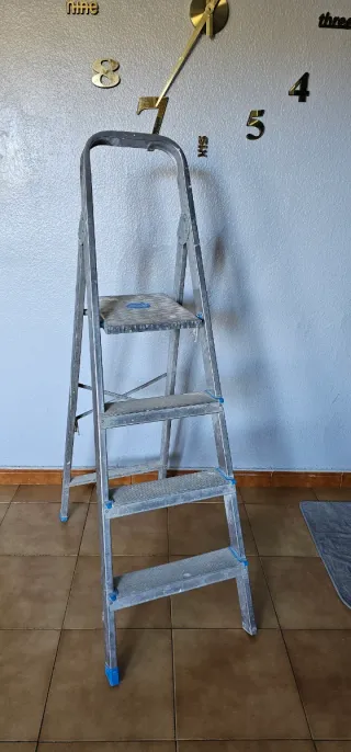 Escalera plegable de aluminio