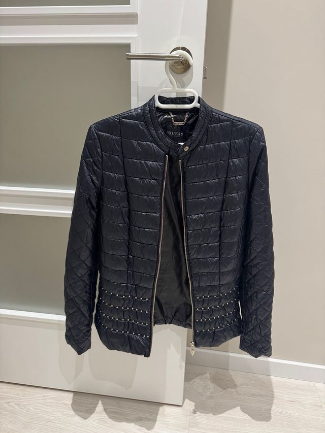 Chaqueta Guess acolchada negra con tachuelas