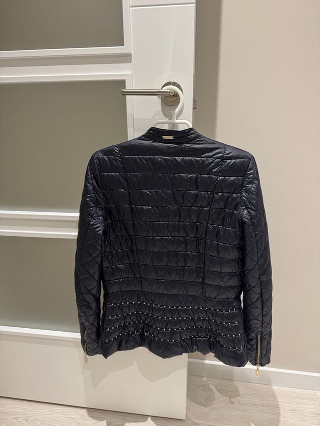 Chaqueta Guess acolchada negra con tachuelas