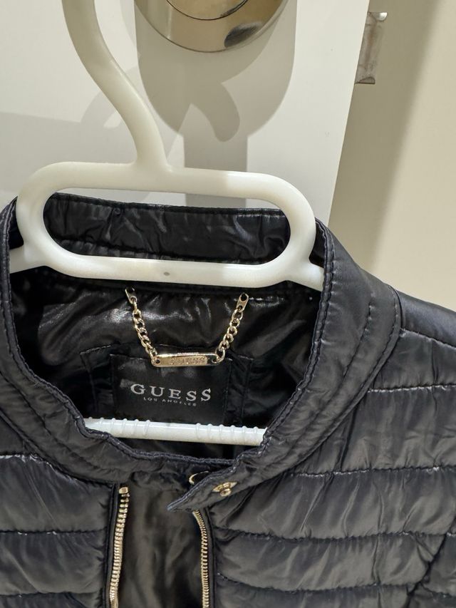 Chaqueta Guess acolchada negra con tachuelas