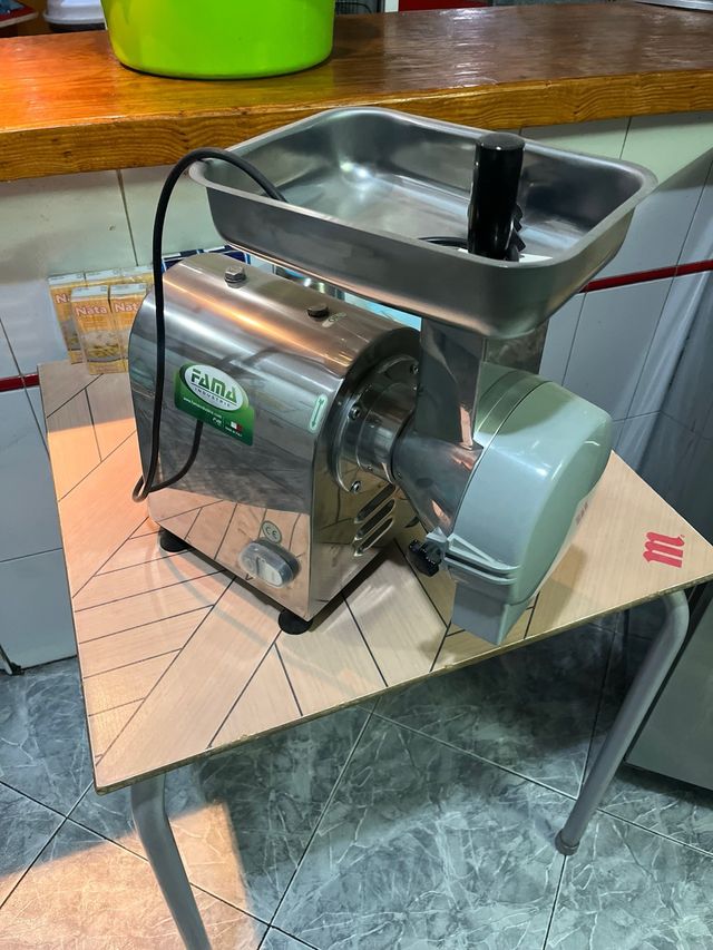 Picadora de carne Fama y rallador de queso