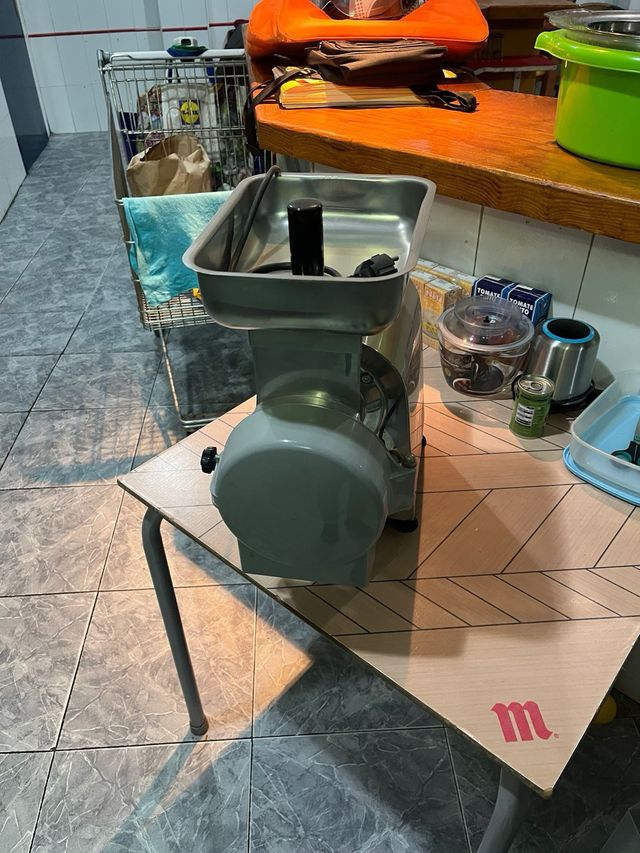 Picadora de carne Fama y rallador de queso