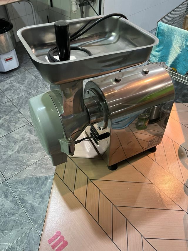 Picadora de carne Fama y rallador de queso