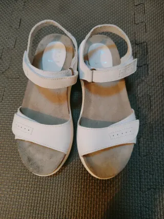 Sandalias de piel blancas Usadas un par de tardes