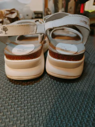 Sandalias de piel blancas Usadas un par de tardes