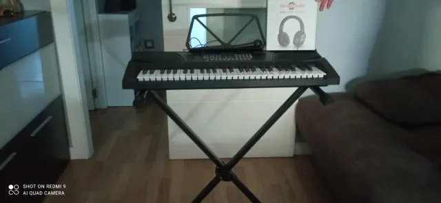 Piano electrónico con micrófono y auriculares.