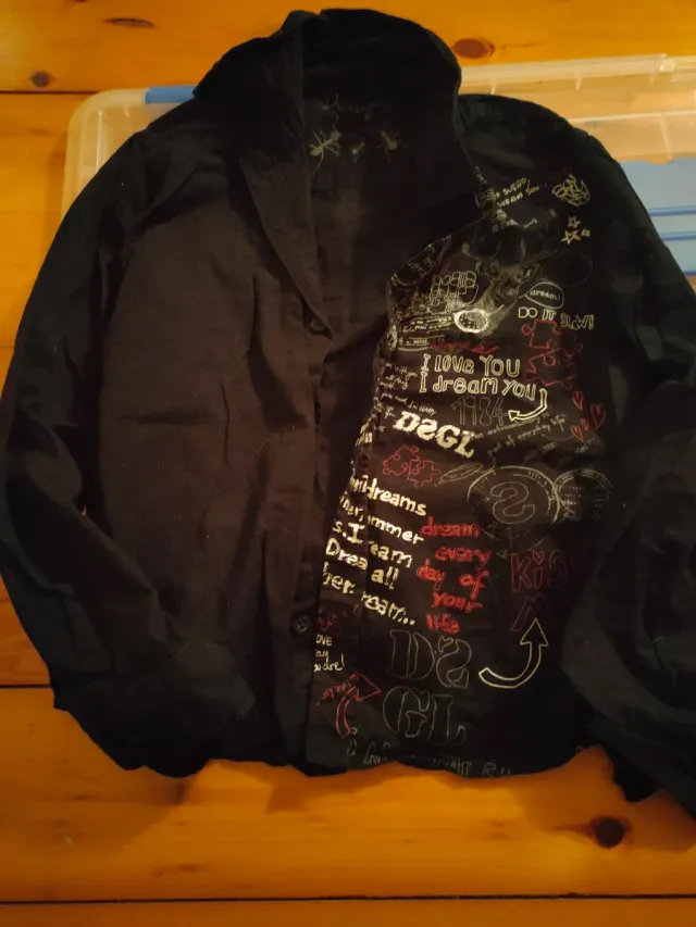 Camisa negra con estampado infantil