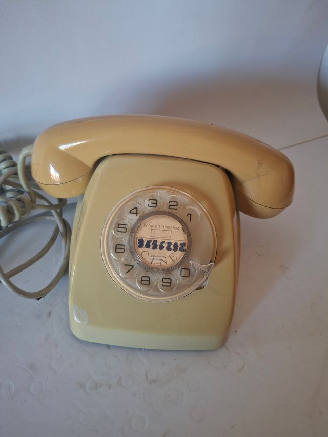 Teléfono antiguo CTNE de disco