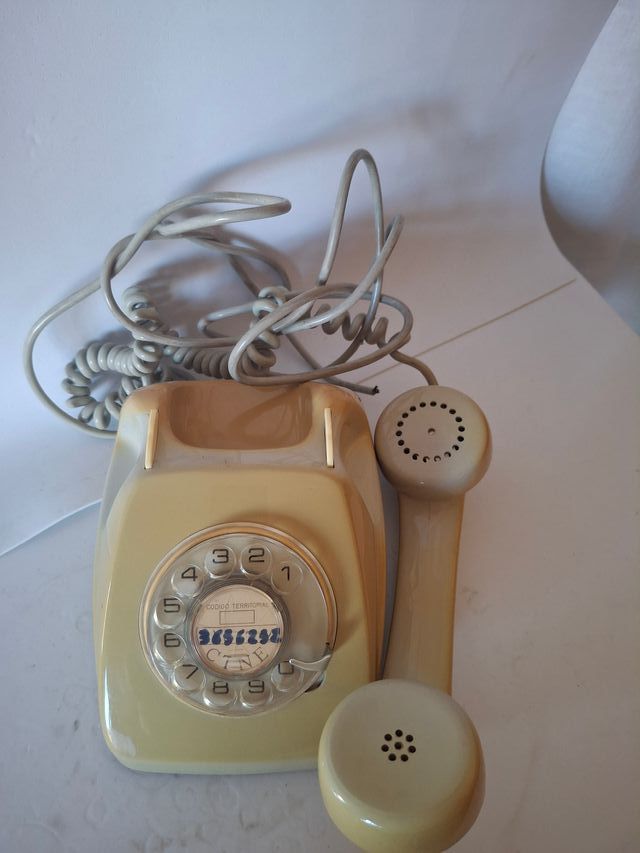 Teléfono antiguo CTNE de disco