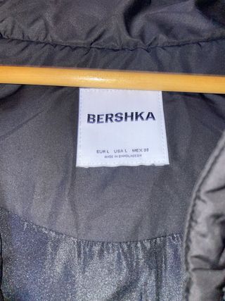 Chaqueta negra Bershka capucha pelo