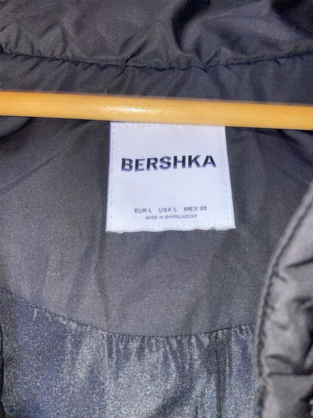 Chaqueta negra Bershka capucha pelo
