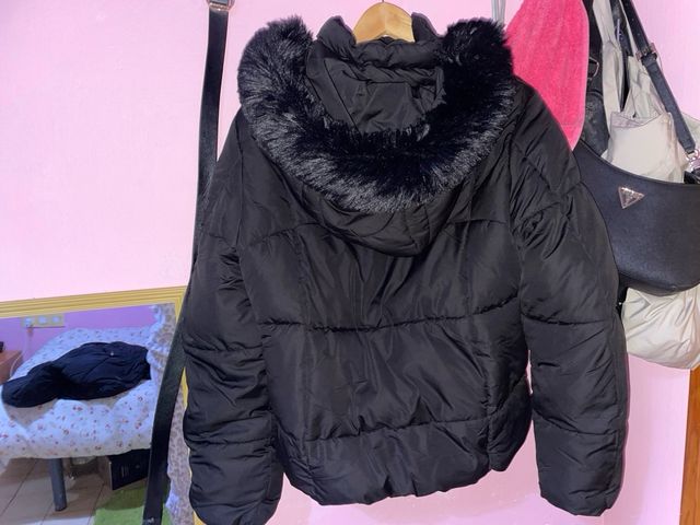 Chaqueta negra Bershka capucha pelo